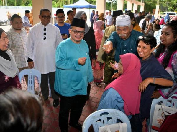Shamsul Iskandar (tengah) beramah mesra bersama tetamu yang hadir pada Majlis Rumah Terbuka Aidilfitri Parlimen Hang Tuah Jaya di Ayer Keroh hari ini. -Foto Bernama