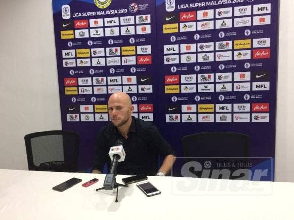 Luciano Figuera pada sidang media selepas perlawanan.