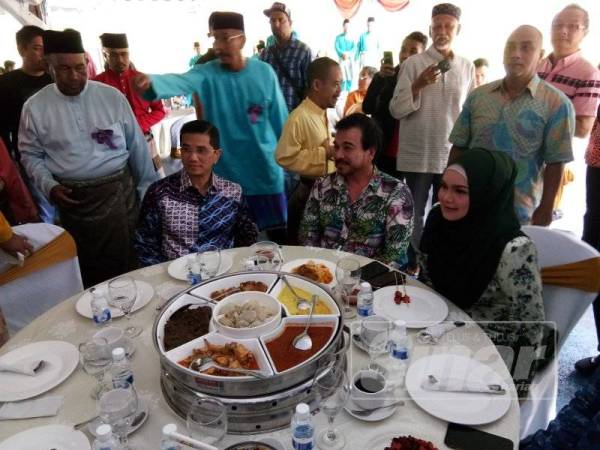 Azmin bersama penyanyi nombor satu negara, Datuk Seri Siti Nurhaliza ketika hadir pada majlis rumah terbuka di Bukit Antarabangsa.