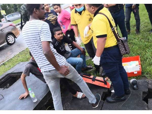 Seorang penumpang patah kaki dalam kejadian tersebut.