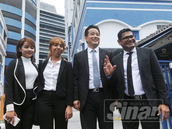 Barisan peguam yang mewakili Haziq Abdullah Abdul Aziz bergambar setelah selesai sidang media di luar Ibu Pejabat Polis Daerah Dang Wangi. Foto Sinar Harian/Rosli Talib