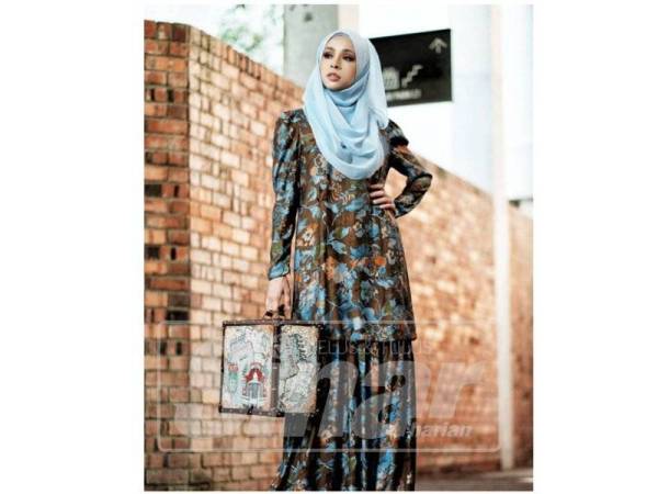 REKAAN kurung yang mempunyai potongan longgar ini ideal digayakan wanita berbadan gempal.