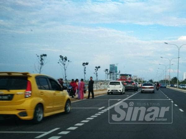 Ruang letak kereta disediakan tetapi kosong dan mereka memilih untuk meletakkan kenderaan di tempat tidak sepatutnya.