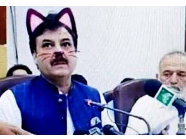 Sidang akhbar ahli politik Shaukat Yousafzai dari Parti Tehreek-e-Insaf di Pakistan tular gara-gara filter kucing. - Foto Samaa tv