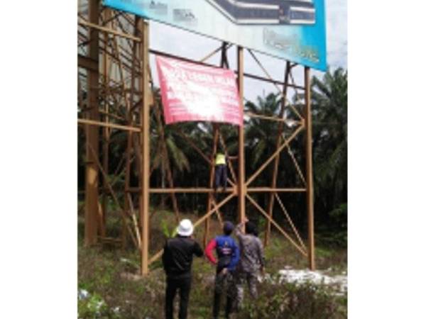 Notis arahan ditampal pada papan iklan yang didapati tiada kelulusan dari MDM.