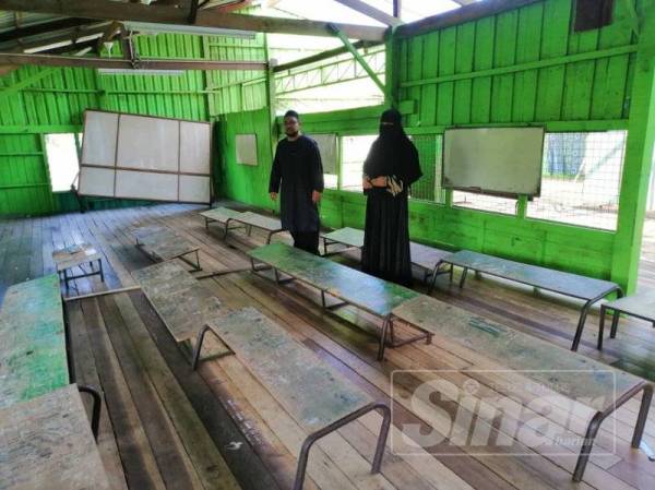 Keadaan kelas madrasah tersebut selepas ribut.