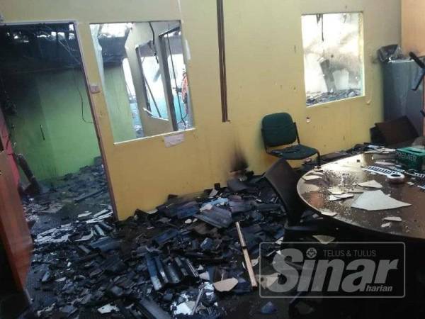 Anggota bomba memadam kebakaran dua lot kedai di Jalan Kempas Utama 1/4 dekat Taman Kempas Utama pagi tadi.