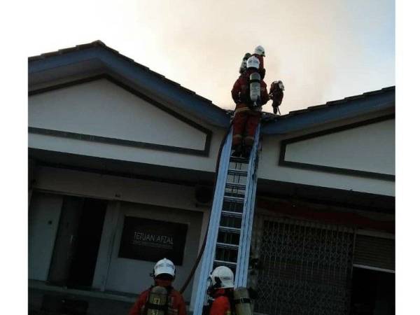 Lot kedai yang musnah terbakar.