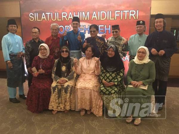 Sebahagian dari artis yang hadir pada pertemuan sempena Aidilfitri di Majlis Silaturahim Aidilfitri Pop Yeh Yeh di Banda Hilir, di sini, hari ini.