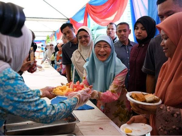 Dr Wan Azizah ketika beramah mesra bersama pengunjung sempena Rumah Terbuka Aidilfitri Ahli Parlimen Pandan di Padang Majlis Perbandaran Ampang Jaya hari ini. - Foto Bernama