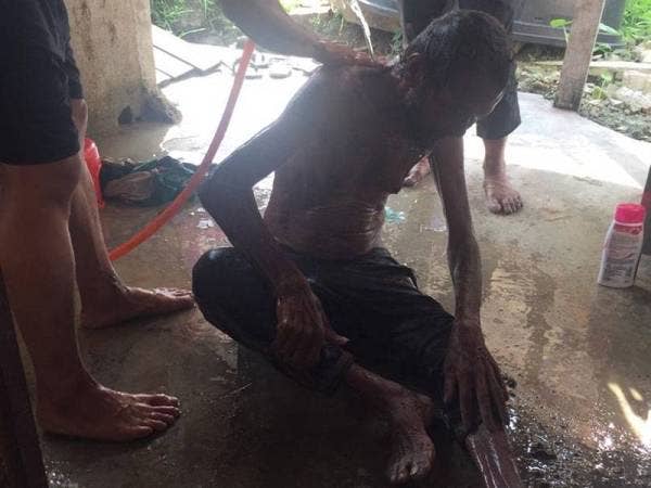 Mangsa dimandikan dan diberikan makan serta minum sebelum dihantar ke hospital. - Foto ihsan pembaca