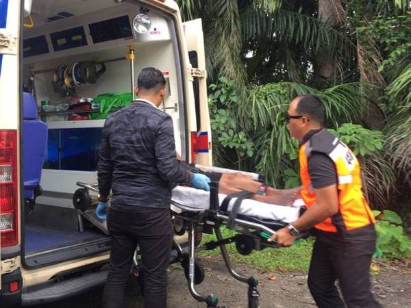 Mangsa yang mengalami luka kecil di pipi dan punggung serta kaki dihantar ke Hospital Shah Alam untuk mendapatkan rawatan lanjut. - Foto ihsan pembaca