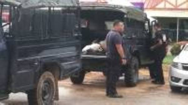 Kelapan-lapan mayat orang asli berjaya dikeluarkan dan dibawa ke Hospital Gua Musang.