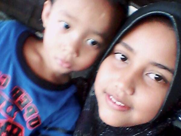 Nor Syafika bersama adik bongsunya, Aqil Ziqri.