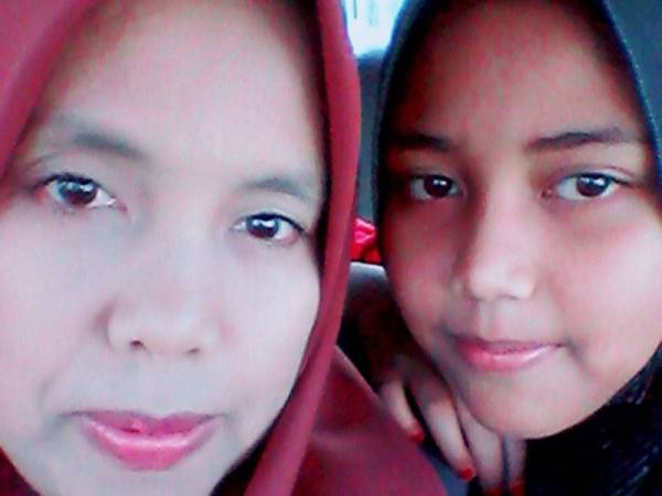 Siti Zubaidah (kiri), ibu Nor Syafika yang maut dalam kemalangan tersebut.