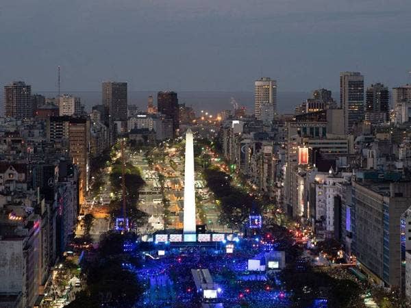 Penduduk di seluruh Argentina terpaksa bergelap selama lebih sejam.