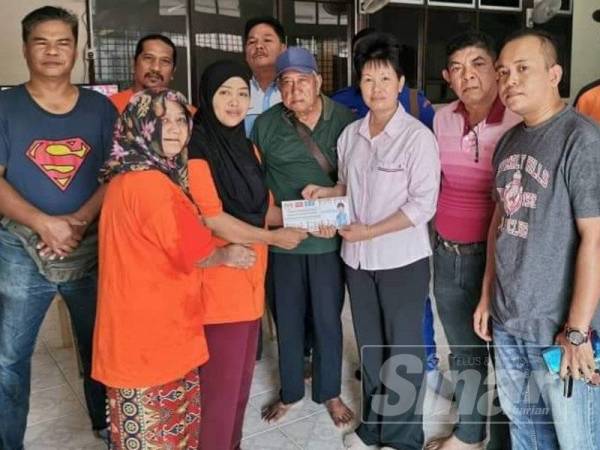 Ahli Parlimen Hulu Selangor, June Leow Hsiad Hui menghulurkan bantuan kepada mangsa.
