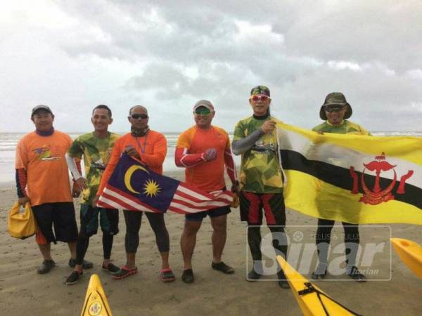 Murad (tiga kiri) bersama kayakers dari Brunei pada 2017.
