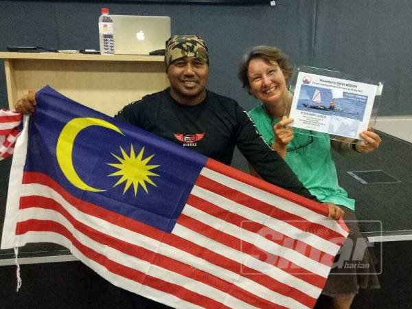 Murad bersama pemegang rekod dunia bagi acara kayak solo, Sandy Robson dari Australia.