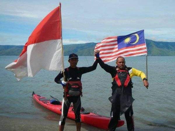 Murad (kanan) ketika misi menawan Tasik Danau Toba pada 2016.