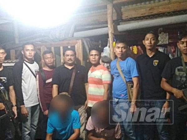 Suspek yang ditahan ketika sedang mencuri barang-barang milik sebuah kapal dagang, pagi semalam.