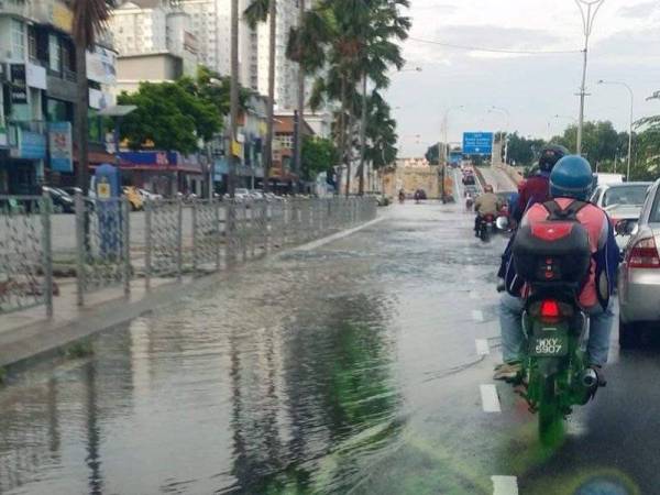 Air bertakung disebabkan paip pecah dikongsi di FB Sri Gombak, hari ini. Foto: FB Taman Sri Gombak.