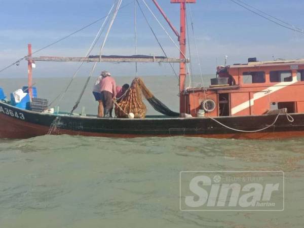 Sebuah bot pukat tunda kelas B yang ditahan PPM di Perairan Kuala Selangor, semalam, kerana melanggar peraturan di bawah Akta Perikanan 1985.