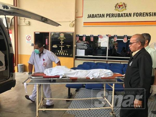 Mayat Nasri dibawa keluar dari bilik mayat Unit Forensik HRPZ II menaiki van jenazah untuk dibawa ke HGM bagi tujuan bedah siasat.