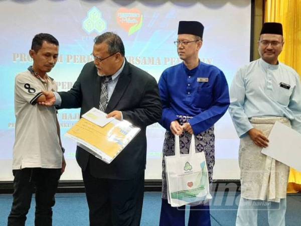Exco Pendidikan, Sumber Manusia, Sains dan Teknologi negeri, Aminolhuda Hassan berkata, menyampaikan bantuan skim kepada pencarum.
