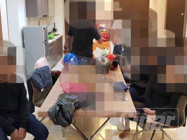 Polis melakukan pemeriksaan di sebuah kondominium mewah di Jalan Sultan Ismail awal pagi kelmarin.