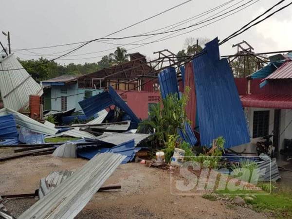 Keadaan rumah yang rosak teruk akibat dilanda ribut semalam.