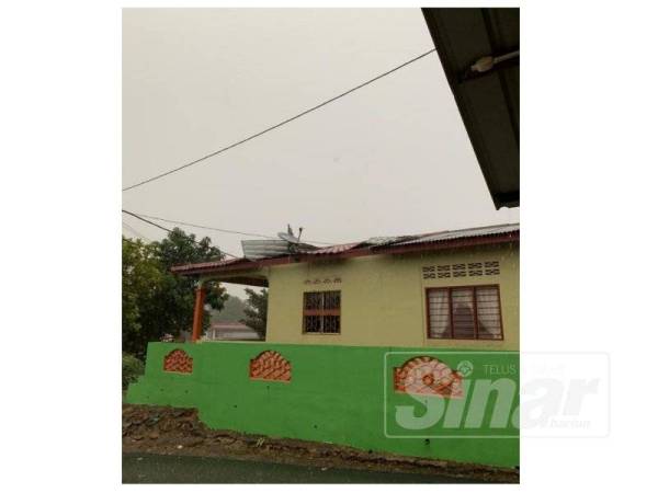 Keadaan rumah yang rosak teruk akibat dilanda ribut semalam.