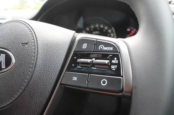 STERENG turut dilengkapi dengan butang kawalan pemanduan.