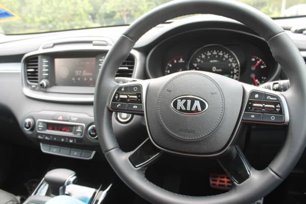 RUANG kokpit dengan kemasan serba hitam.