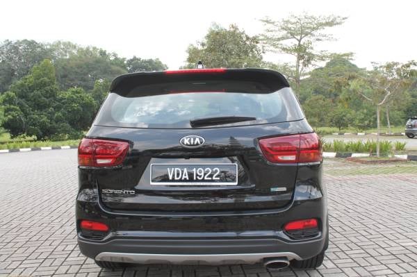 




PANDANGAN belakang KIA Sorento.