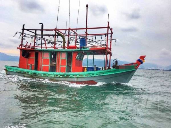 Bot lampu yang ditahan dibawa ke Jeti PPM Batu Uban untuk tindakan lanjut.