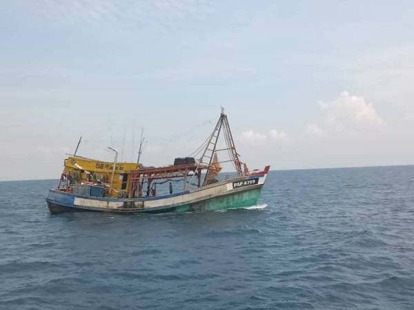 Bot nelayan asing menyamar sebagai bot tempatan yang ditahan ketika mencuri hasil laut dalam perairan negara.