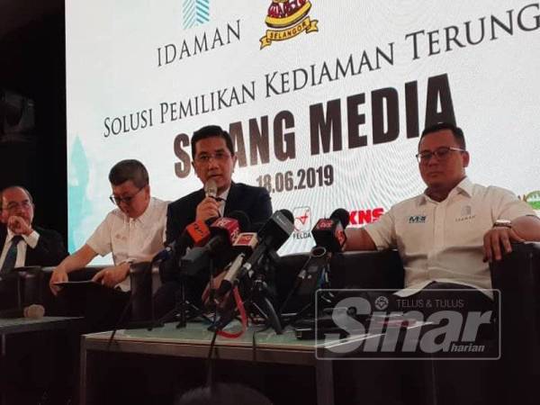 Azmin menghargai usaha kerajaan negeri membantu penyediaan lokaliti bagi penempatan peneroka Felda menerusi 500 unit di Idaman Cahaya di Selangor. 