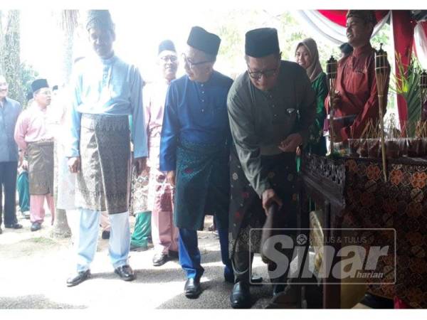 Paddy memukul gong sebagai gimik semasa melawat setiap gerai rumah terbuka Kastam Kedah. Turut bersama Johari (empat dari kanan).