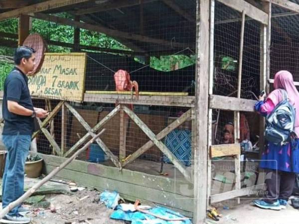 Mereka dipercayai tinggal di pondok ini sejak lebih setahun lalu.