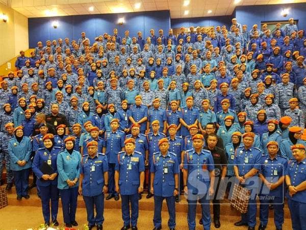 Roslan (tengah) bersama warga APM Pahang meraikan sambutan hari raya Aidilfitri di Pejabat APM Jalan Beserah.