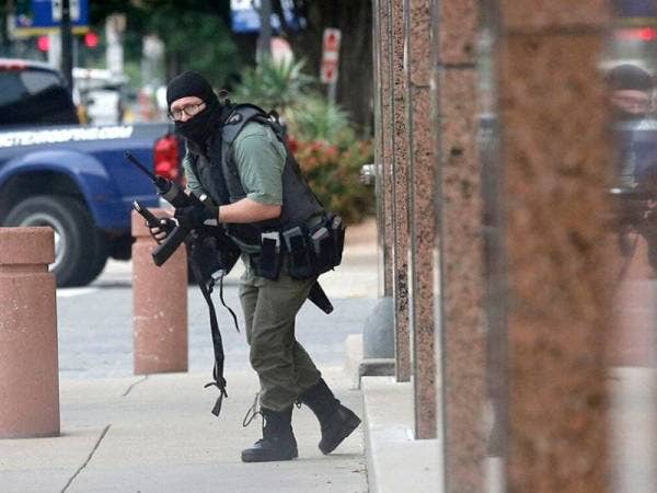 Seorang jurugambar sempat merakam imej Brian Clayde selepas lelaki itu melepaskan beberapa das tembakan di pintu masuk Mahkamah Persekutuan Dallas kelmarin.
