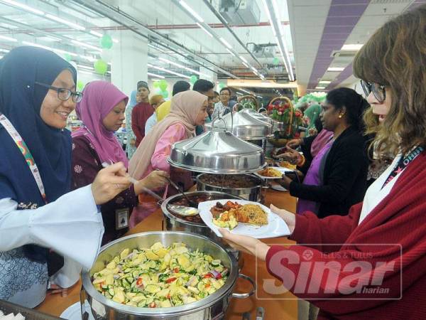 Pelanggan yang hadir pada menikmati juadah pada majlis Jamuan Hari Raya Aildilfitri GM Klang dan PPM. Foto - Rosli Talib