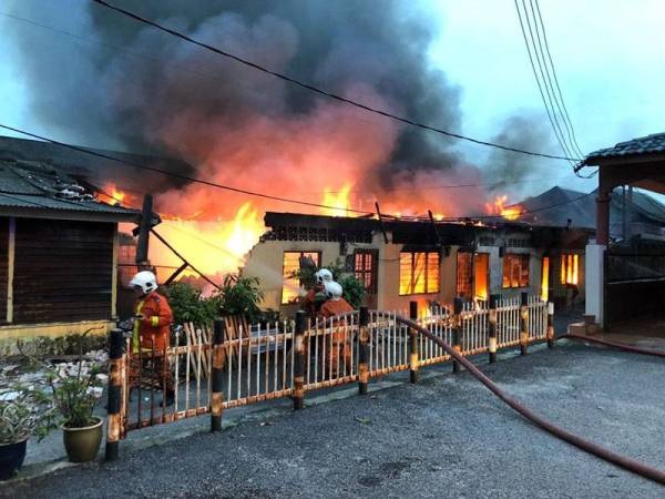 Dua beranak rentung dalam kebakaran sebuah rumah sewa berkeluasan 50x60 kaki di Sungai Udang di sini pagi tadi. - FOTO JABATAN BOMBA DAN PENYELAMAT SELANGOR