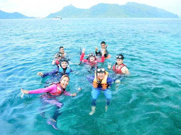 AKTIVITI snorkeling di Pulau Sibuan. 