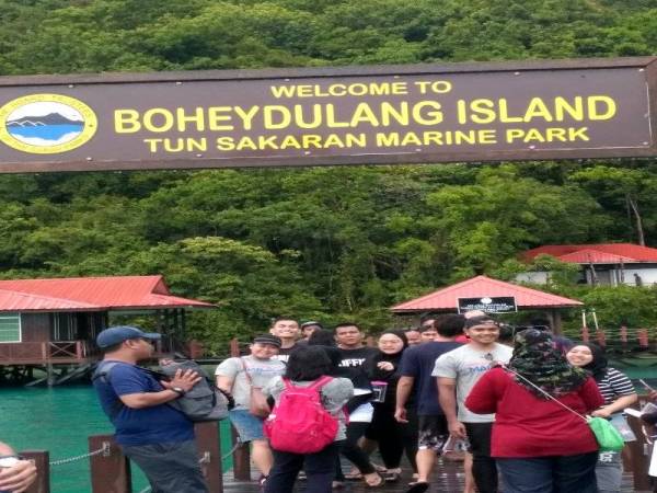PELANCONG tidak putus-putus melancong ke Pulau Bohey Dulang. 