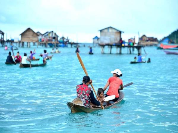 PARA pengunjung boleh menyaksikan kehidupan msyarakat Gipsi Laut di Pulau Tatangan