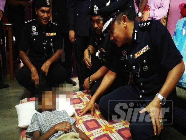 Adzli (kanan) melawat mangsa kemalangan yang mencetus insiden pergaduhan di Flat Paya Nahu hari ini.