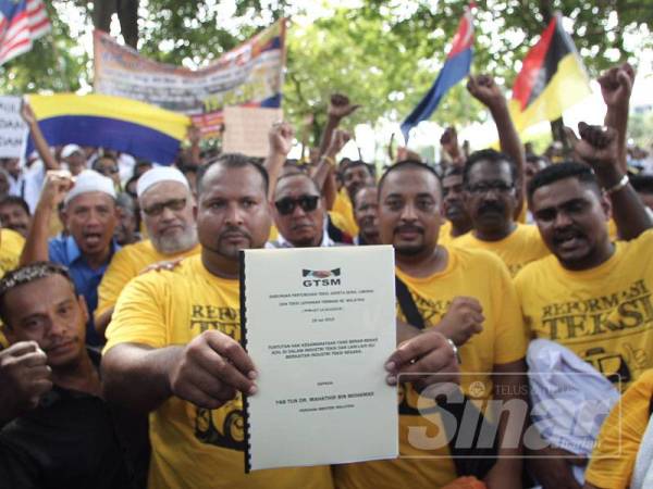 Warga teksi seluruh negara berkumpul pada himpunan Reformasi Teksi 2.0 di hadapan di Pejabat Perdana Menteri, Putrajaya untuk menghantar memorandum kepada Pejabat Perdana Menteri di sini hari ini. FOTO ZAHID IZZANI 