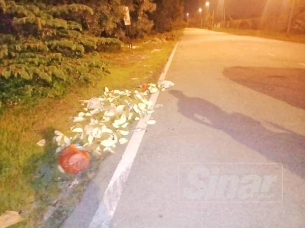 Sisa kulit durian yang dibuang di tepi jalan.
